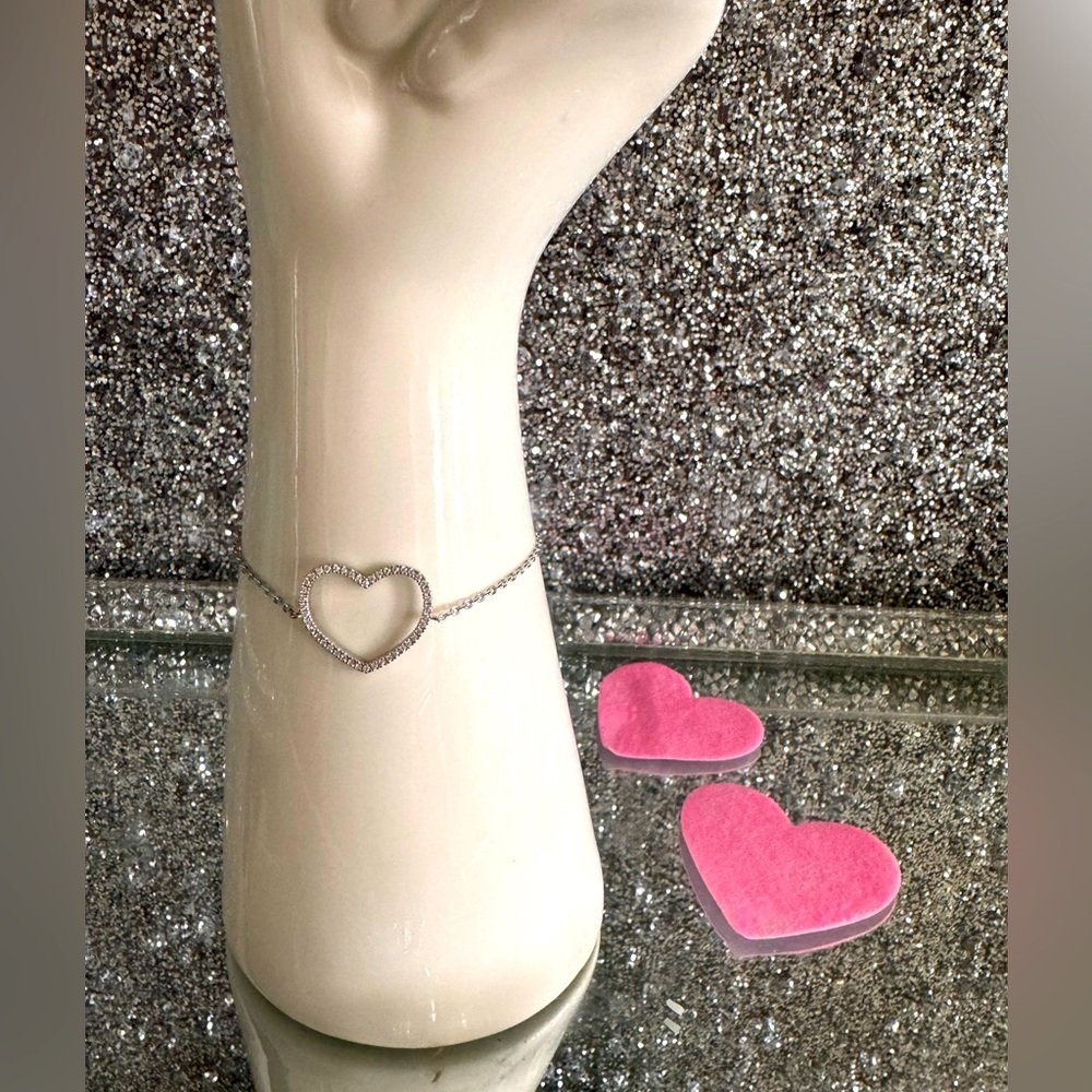 White gold-dipped Heart stone bracelet .6 in with extender clasp & closure rings